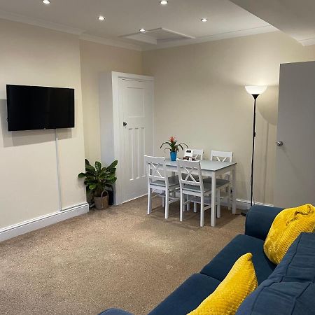 Super Convenient For Central London - Large 2 Double Bed Apartment 30 Seconds Walk To Platform Train Station And 19 Mins To London Waterloo מראה חיצוני תמונה