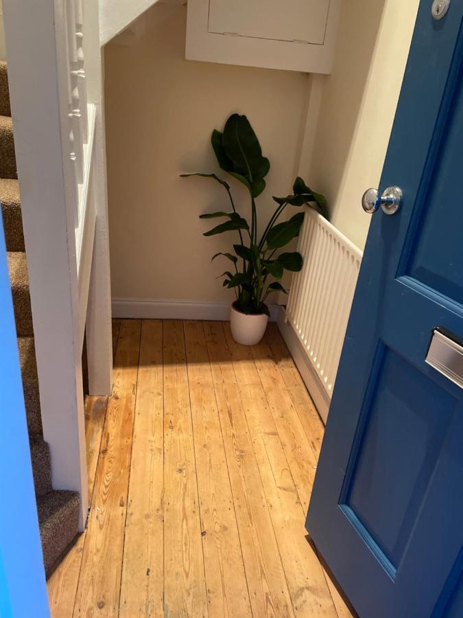 Super Convenient For Central London - Large 2 Double Bed Apartment 30 Seconds Walk To Platform Train Station And 19 Mins To London Waterloo מראה חיצוני תמונה