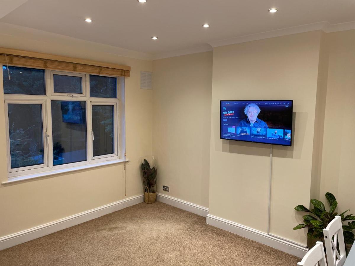Super Convenient For Central London - Large 2 Double Bed Apartment 30 Seconds Walk To Platform Train Station And 19 Mins To London Waterloo מראה חיצוני תמונה
