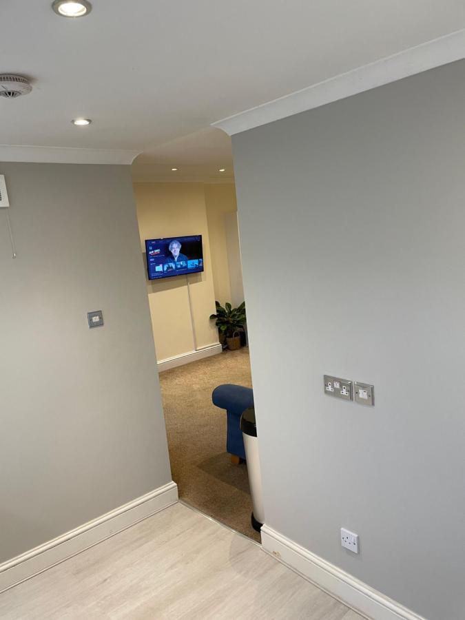 Super Convenient For Central London - Large 2 Double Bed Apartment 30 Seconds Walk To Platform Train Station And 19 Mins To London Waterloo מראה חיצוני תמונה