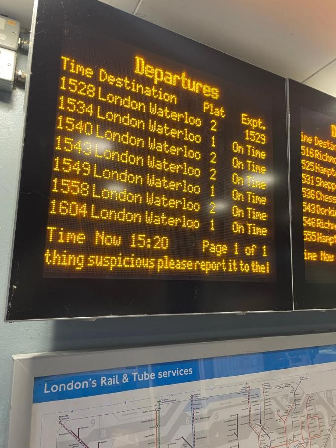 Super Convenient For Central London - Large 2 Double Bed Apartment 30 Seconds Walk To Platform Train Station And 19 Mins To London Waterloo מראה חיצוני תמונה