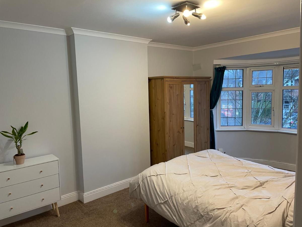 Super Convenient For Central London - Large 2 Double Bed Apartment 30 Seconds Walk To Platform Train Station And 19 Mins To London Waterloo מראה חיצוני תמונה